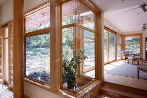 Деревянные окна в загородном доме