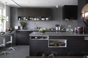 Серый кухонный гарнитур в интерьере