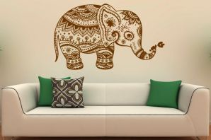 Слон на стене в интерьере