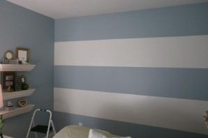 Полосы на стене в интерьере краской