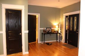 Темные двери в интерьере квартиры