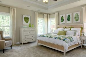Оливковые стены и белая мебель