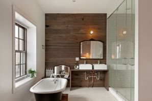 Ванная с потолком деревянным