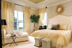 Белая спальня с бежевыми шторами