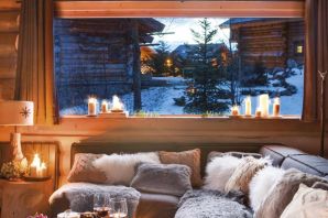 Уютный домик в лесу зимой