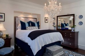 Интерьер спальни с синей кроватью