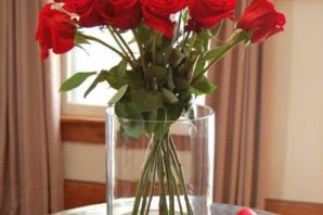 Букет роз в вазе дома