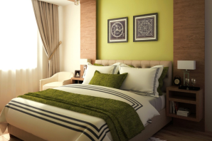 Зеленая спальня с белой мебелью