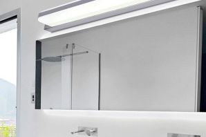 Светодиодный светильник в ванной над зеркалом