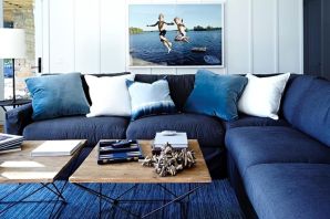 Темно синий диван в интерьере гостиной