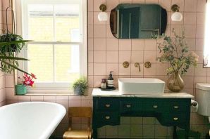 Ванная комната с зеленым полом