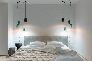 Свисающие светильники в спальне над кроватью