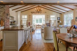 Кухня с деревянным потолком