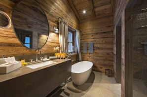 Интерьер ванной в деревянном доме