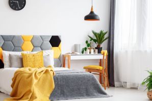 Спальня с желтым креслом