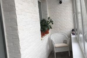 Белая кирпичная стена на балконе