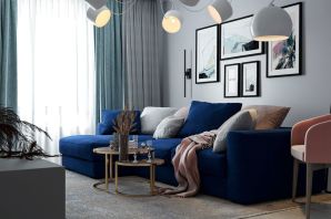 Серая комната с синим диваном