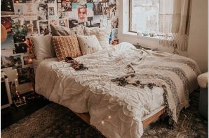 Старая комната с кроватью