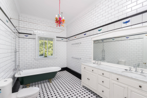 Интерьер ванной комнаты с белой плиткой