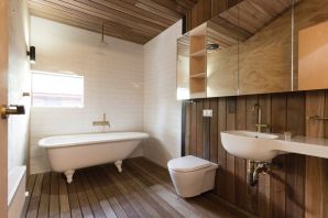 Потолок из дерева в ванной