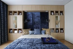 Спальня со шкафами по бокам кровати