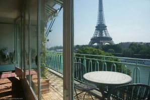 Вид на эйфелеву башню с балкона