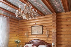 Интерьер потолка в деревянном доме