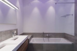 Светящийся натяжной потолок в ванной
