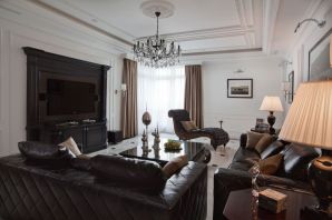 Классический интерьер гостиной в коричневых тонах