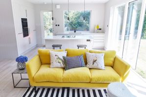 Дизайн с желтым диваном интерьера