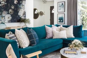 Дизайн интерьера с синим диваном