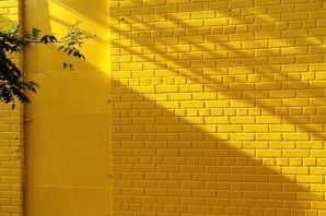 Желтая кирпичная стена в интерьере