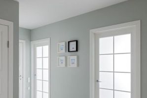 Серый пол белые двери в интерьере