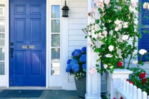Белый дом с голубыми ставнями