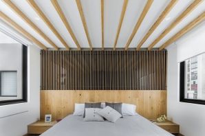 Потолок с рейками из дерева