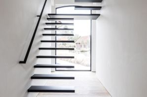 Металлическая лестница в доме