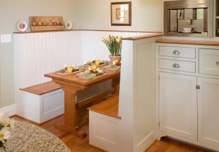 Угловой обеденный стол для маленькой кухни