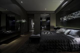 Темная комната с кроватью