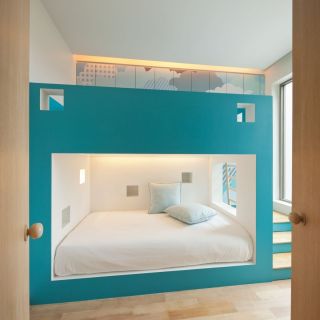 Детская комната с двуспальной кроватью