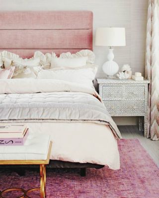 Розовая спальня с белой мебелью