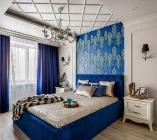 Дизайн спальни с синими шторами