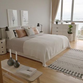 Кровать по диагонали в спальне