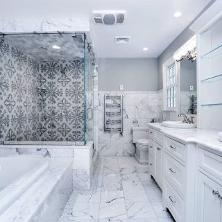 Ванная комната в белом мраморе