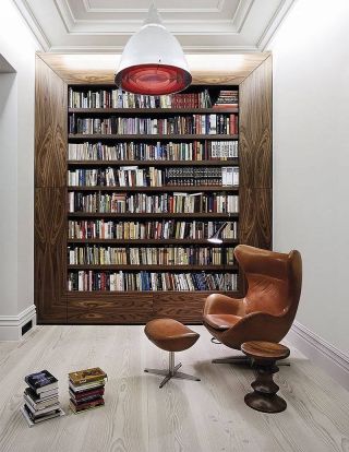 Книжный шкаф в интерьере спальни