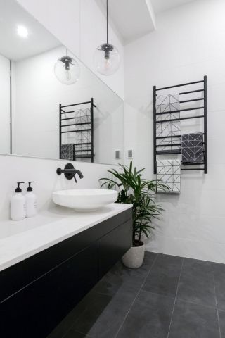 Черно белый интерьер ванной комнаты