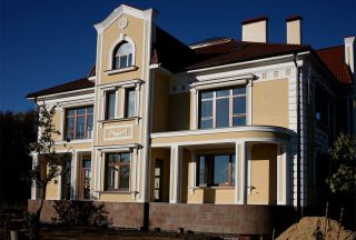 Фасад дома в классическом стиле
