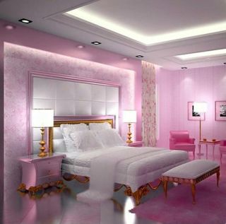 Интерьер спальни с розовым потолком