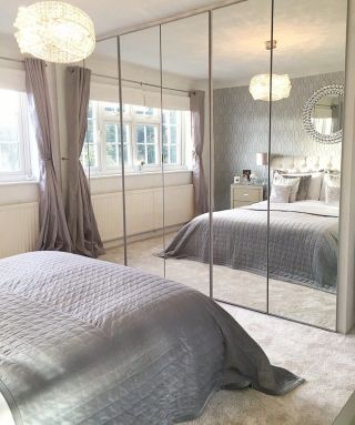 Зеркальная стена в спальне