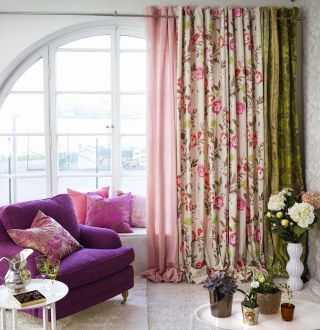 Розовые шторы в интерьере