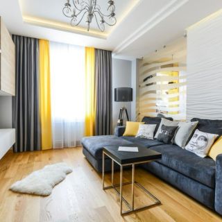 Дизайн гостиной с желтыми шторами